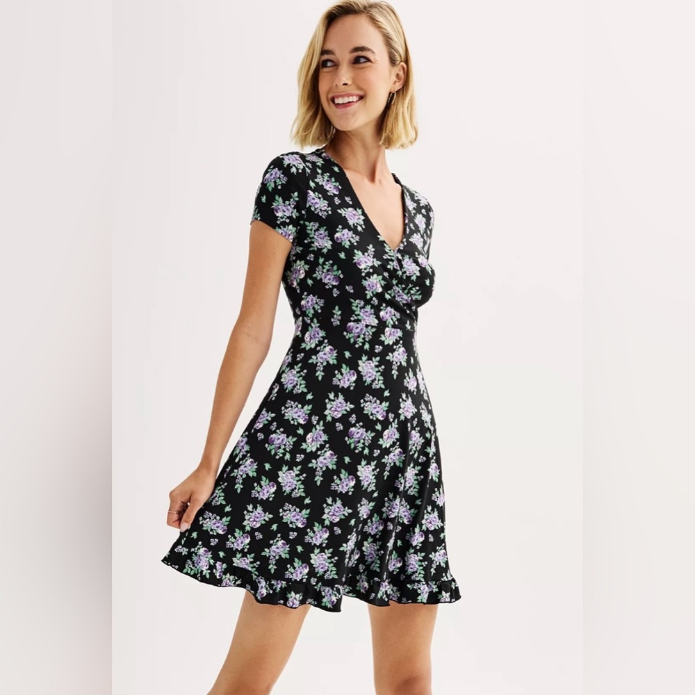 SO Faux-Wrap with Purple Floral Print Ruffle Hem
Dress Size XL